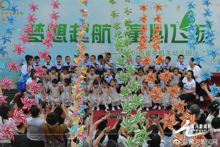 小车溜坡 孩子在车上妈妈吓懵