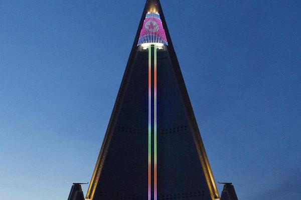 特<朗>普签署行政令，<允>许美国人的401(k)退休账户投资加密货币等另类资产