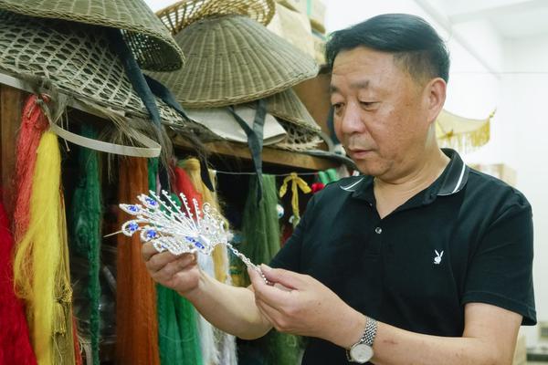 1-10.月牵引车十强榜：重汽“断层”领跑，新能源黑马狂飙突进