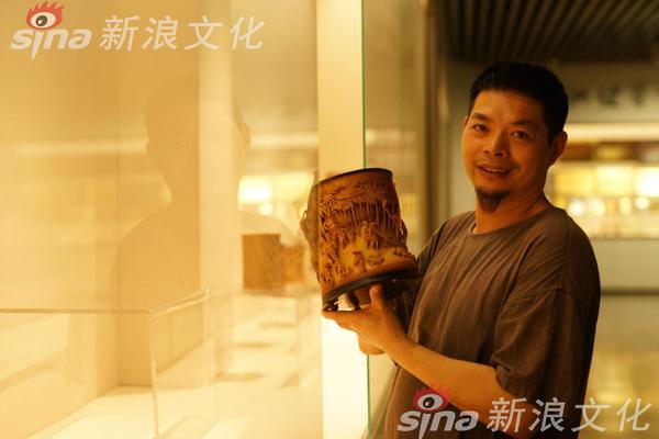 读者在设备上浏览漫画分类页面